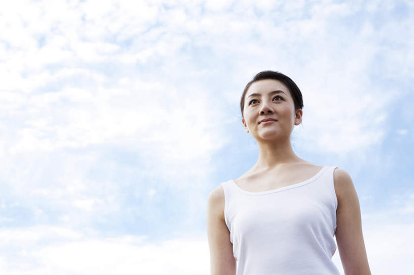 东方人,头发,一个人,站,笑,微笑,露齿笑,横图,室外,白天,仰视,旅游,度假,亚洲,仅一个年轻女性,仅一个女性,仅一个人,阴影,服装,光线,影子,云,云朵,云彩,注视,休闲装,黄种人,娱乐,衣服,蓝色,白色,黑色,白云,蓝天,天空,阳光,天,观察,看,站着,享受,休闲,休闲服,放松,服饰,观看,察看,关注,年轻女性,女人,女性,亚洲人,长发,站立,半身,彩图,低角度拍摄