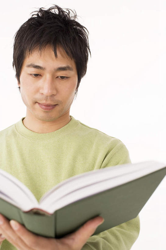 东方人,头发,一个人,站,捧,笑,摸,微笑,露齿笑,竖图,室内,白天,白色背景,正面,阅读,报纸,书籍,亚洲,仅一个男性,仅一个人,一本,抚摸,握,学习,服装,墙,拿,拿着,注视,休闲装,黄种人,墙壁,墙面,仅一个年轻男性,衣服,绿色,黑色,打开,低头,观察,看,站着,休闲,休闲服,浏览,握着,摄影,服饰,影棚,观看,察看,开启,关注,男人,男性,年轻男性,亚洲人,书,图书,触摸,端,端着,接触,捧着,手捧,站立,半身,彩图,影棚拍摄,拍摄