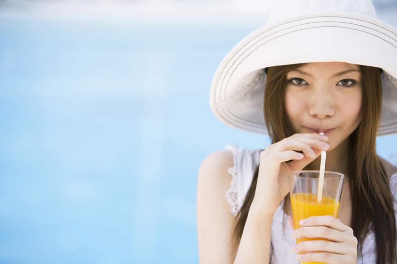 东方人,头发,一个人,体育馆,游泳池,站,捧,笑,摸,微笑,露齿笑,横图,室外,白天,正面,旅游,度假,幸福,水,茶,帽子,亚洲,仅一个年轻女性,仅一个女性,仅一个人,抚摸,喝,握,服装,朦胧,模糊,水池,水面,一杯,拿,拿着,注视,休闲装,黄种人,娱乐,泳池,饮料,衣服,黄色,白色,黑色,遮阳帽,观察,看,站着,享受,休闲,温馨,休闲服,放松,乐趣,握着,服饰,观看,柠檬茶,察看,游泳馆,舒适,关注,一顶,年轻女性,女人,女性,亚洲人,触摸,端,端着,接触,捧着,手捧,站立,半身,彩图