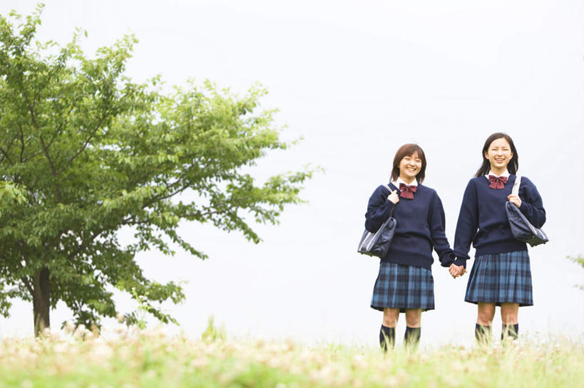 东方人,背,头发,两个人,伙伴,朋友,站,握手,笑,摸,微笑,露齿笑,横图,室外,白天,正面,制服,旅游,度假,友谊,草地,草坪,植物,亚洲,抚摸,阴影,服装,光线,包,皮包,影子,注视,黄种人,娱乐,草,树,树木,两个,黄色,蓝色,绿色,黑色,蓝天,天空,阳光,自然,天,背着,观察,看,站着,享受,休闲,校服,放松,生长,晴朗,成长,观看,单肩包,察看,关注,学生服,万里无云,友情,年轻女性,女人,女性,亚洲人,长发,晴空,晴空万里,触摸,接触,拉手,手拉手,手握手,站立,彩图,全身