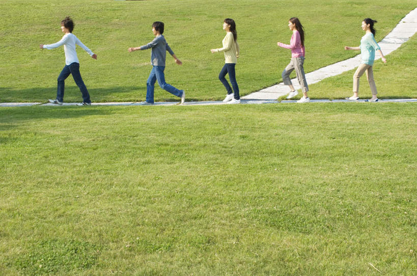 东方人,伙伴,朋友,站,走,伸展双臂,横图,室外,白天,侧面,旅游,度假,友谊,成功,合作,团队,集体,信心,草地,草坪,植物,道路,路,亚洲,一排,阴影,服装,整齐,光线,影子,小路,交通,许多人,抬腿,休闲装,黄种人,娱乐,队伍,草,排列,衣服,粉色,黄色,蓝色,绿色,白色,阳光,站着,一群人,享受,休闲,休闲服,放松,服饰,乡间小路,踮脚,成就,队列,合伙,友情,男人,男性,年轻男性,年轻女性,女人,女性,亚洲人,步行,敞开双臂,散步,伸开双臂,展开双肩,站立,张开手臂,张开双臂,走路,彩图,全身