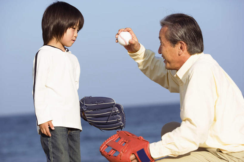 东方人,儿童,头发,两个人,祖父,站,蹲,举,笑,摸,微笑,露齿笑,横图,室外,白天,侧面,锻炼,旅游,度假,运动,棒球,垒球,海浪,海洋,亚洲,抚摸,握,阴影,服装,光线,棒球手套,影子,浪花,云,云朵,拿,云彩,拿着,注视,休闲装,黄种人,娱乐,相视,球,小孩,衣服,红色,蓝色,白色,白云,蓝天,天空,阳光,海水,手套,天,观察,看,托,站着,享受,休闲,面对面,休闲服,放松,握着,服饰,爷爷,观看,祖孙,对视,察看,关注,相对,海景,外公,外祖父,外孙,相看,外孙子,体育,老年男性,男孩,男人,男性,亚洲人,孩子,孙子,大海,风浪,海,海水的波动,近岸浪,涌浪,触摸,蹲着,接触,举起,举手,举着,向上举,向上伸,向上托,站立,半身,彩图,健身,男生