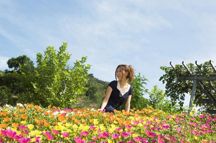东方人,头发,一个人,站,笑,微笑,露齿笑,横图,室外,白天,正面,旅游,度假,草地,草坪,美景,植物,亚洲,仅一个年轻女性,仅一个女性,仅一个人,抓头,阴影,服装,盛开,光线,影子,景观,云,云朵,花蕾,云彩,注视,休闲装,黄种人,娱乐,草,花,花瓣,花朵,鲜花,树,树木,衣服,粉色,黄色,蓝色,绿色,黑色,白云,蓝天,天空,阳光,自然,天,花苞,花蕊,观察,看,站着,享受,休闲,休闲服,景色,放松,服饰,生长,成长,观看,察看,关注,自然风光,年轻女性,女人,女性,亚洲人,站立,半身,彩图