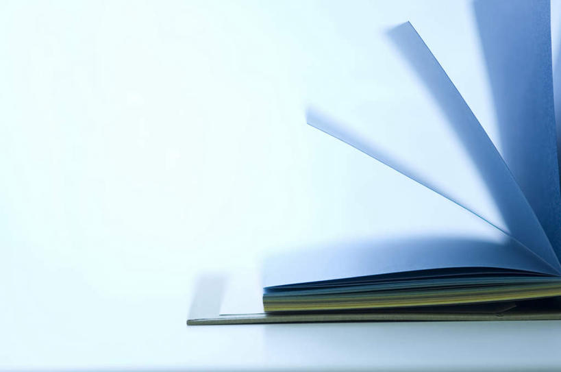 无人,横图,室内,特写,白天,白色背景,正面,桌面,书籍,一本,许多,阴影,堆叠,光线,影子,纸,纸张,阳光,打开,翻开,摄影,影棚,堆,开启,书,图书,彩图,影棚拍摄,拍摄