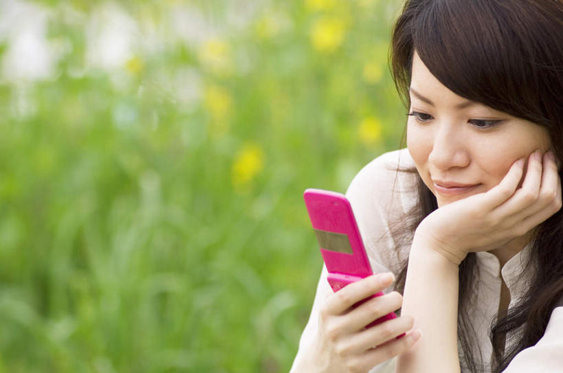 东方人,头发,一个人,坐,笑,摸,打电话,微笑,露齿笑,横图,俯视,室外,白天,旅游,度假,草地,草坪,植物,电话,手机,亚洲,仅一个年轻女性,仅一个女性,仅一个人,撑,抚摸,敲打,阴影,服装,光线,影子,托腮,注视,休闲装,黄种人,娱乐,输入,通讯设备,草,树,树木,衣服,粉色,黄色,绿色,白色,阳光,自然,打字,低头,观察,看,托,享受,休闲,休闲服,放松,服饰,生长,成长,观看,点击,敲击,察看,关注,托下巴,一部,交流,按键,年轻女性,女人,女性,亚洲人,触摸,沟通,接触,通话,坐着,半身,彩图,高角度拍摄