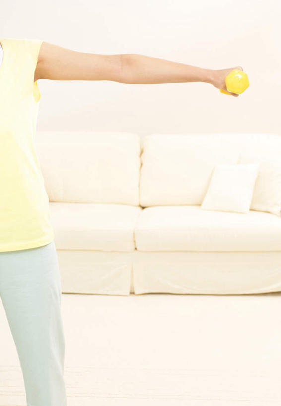 东方人,一个人,客厅,站,笑,摸,微笑,露齿笑,竖图,室内,白天,正面,锻炼,运动,地板,沙发,哑铃,亚洲,仅一个年轻女性,仅一个女性,仅一个人,抚摸,握,阴影,服装,反射,影子,墙,地面,拿,拿着,注视,休闲装,黄种人,运动器械,木地板,墙壁,墙面,一个,衣服,黄色,观察,看,站着,休闲,休闲服,健身器械,伸手,握着,服饰,单个,观看,察看,起居室,关注,健身器材,布艺沙发,体育,年轻女性,女人,女性,亚洲人,触摸,接触,站立,半身,彩图,健身,运动器材