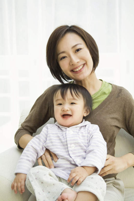 东方人,儿童,头发,两个人,家庭,母亲,女儿,客厅,坐,抱,笑,摸,微笑,露齿笑,竖图,室内,白天,正面,纯洁,窗户,落地窗,沙发,亚洲,抚摸,阴影,服装,光线,影子,墙,注视,休闲装,黄种人,玻璃窗,墙壁,墙面,小孩,衣服,白色,黑色,灰色,阳光,观察,看,张嘴,休闲,温暖,温馨,母女,一家人,休闲服,可爱,母爱,童年,童趣,服饰,抱着,观看,和睦,察看,起居室,搂着,关注,张大嘴巴,布艺沙发,童真,烂漫,无邪,天真,年轻女性,女孩,女人,女性,亚洲人,孩子,年轻人,张开嘴,触摸,怀抱,接触,搂,搂抱,相抱,拥抱,坐着,半身,彩图,融洽,女生