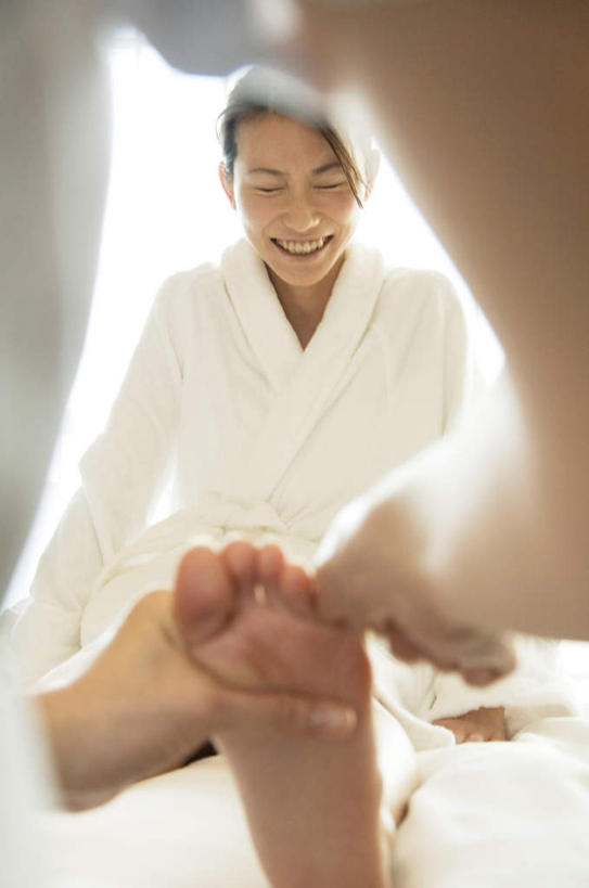 东方人,背部,两个人,按摩师,坐,躺,闭眼,笑,摸,微笑,露齿笑,竖图,室内,白天,正面,浴袍,按摩,窗户,床,落地窗,亚洲,抚摸,阴影,光线,影子,床单,黄种人,被子,顾客,玻璃窗,白色,阳光,按,靠,靠着,倚靠,享受,健康,保健,单人床,被单,倚着,指压,卧着,年轻女性,女人,女性,亚洲人,技师,闭眼睛,闭着眼,闭着眼睛,触摸,接触,躺着,卧,坐着,半身,彩图,汤帷子,浴衣,推拿