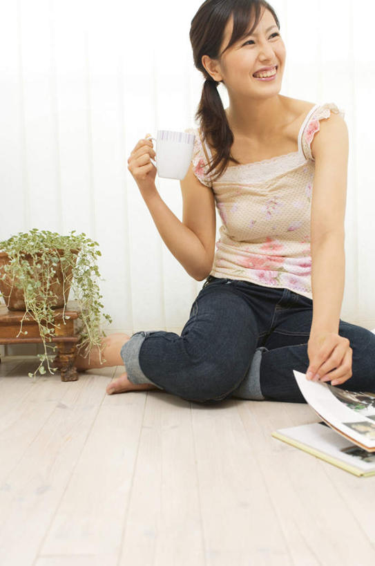 东方人,一个人,坐,举,笑,摸,微笑,露齿笑,竖图,室内,白天,正面,阅读,植物,窗户,窗帘,落地窗,杂志,杯子,亚洲,仅一个年轻女性,仅一个女性,仅一个人,一本,抚摸,握,学习,阴影,服装,光线,瓷砖,地砖,盆栽,影子,墙,盆景,地面,拿,拿着,注视,休闲装,黄种人,玻璃窗,墙壁,墙面,一个,衣服,绿色,阳光,自然,水杯,观察,看,托,休闲,休闲服,读书,浏览,握着,服饰,生长,单个,成长,观看,察看,关注,年轻女性,女人,女性,亚洲人,茶杯,触摸,接触,举起,举手,举着,向上举,向上伸,向上托,坐着,半身,彩图