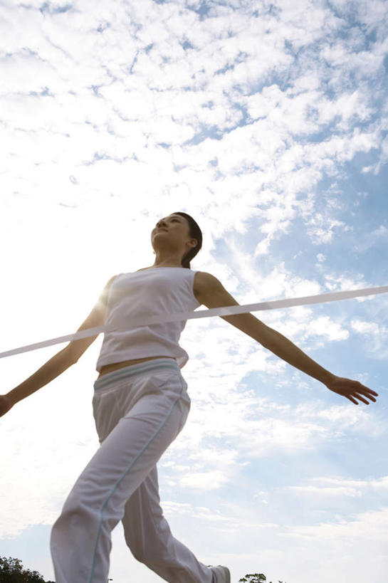 东方人,头发,一个人,终点,站,跑,伸展双臂,笑,微笑,露齿笑,竖图,室外,白天,仰视,锻炼,运动,亚洲,仅一个年轻女性,仅一个女性,仅一个人,阴影,服装,光线,影子,云,云朵,云彩,注视,休闲装,黄种人,衣服,蓝色,白色,黑色,白云,蓝天,天空,阳光,天,观察,看,站着,休闲,休闲服,服饰,观看,察看,关注,终点线,冲线,终点带,体育,年轻女性,女人,女性,亚洲人,敞开双臂,跑步,伸开双臂,展开双肩,站立,张开手臂,张开双臂,半身,彩图,低角度拍摄,健身,目的地