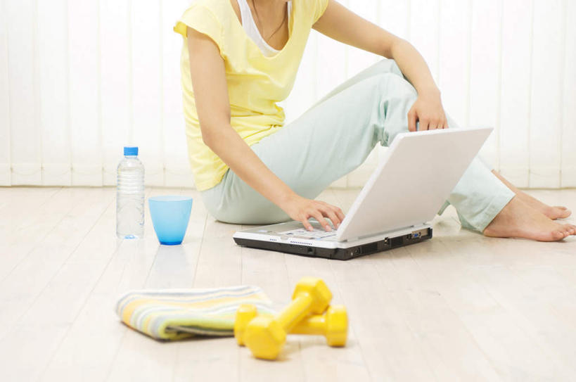 东方人,一个人,坐,摸,横图,室内,白天,正面,电脑,笔记本电脑,地板,杯子,哑铃,亚洲,仅一个年轻女性,仅一个女性,仅一个人,抚摸,敲打,服装,网络,塑料,墙,地面,休闲装,黄种人,输入,通讯设备,运动器械,木地板,墙壁,墙面,两个,一个,衣服,黄色,蓝色,白色,瓶子,塑料制品,毛巾,打字,低头,看,休闲,休闲服,健身器械,塑料瓶,服饰,单个,塑料杯,点击,一台,敲击,无线,通信设备,无线网络,健身器材,无线上网,便携式电脑,按键,手提电脑,年轻女性,女人,女性,亚洲人,触摸,接触,坐着,半身,彩图,运动器材