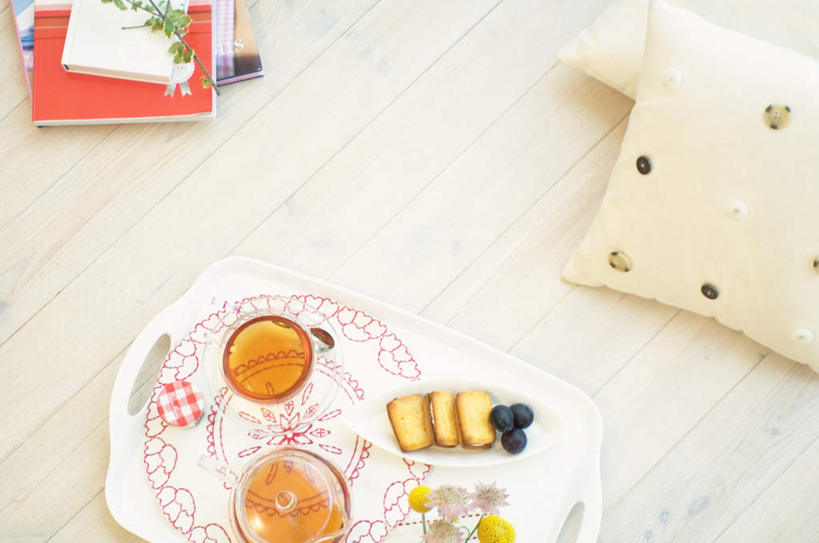 点心,面包,无人,横图,俯视,室内,白天,地板,靠垫,杯子,餐具,书籍,一堆,一排,许多,切开,阴影,堆叠,堆积,朦胧,模糊,整齐,光线,纹路,瓷器,碟子,盘,影子,食品,面点,咖啡杯,靠枕,陶瓷制品,地面,木地板,食物,糕点,排列,阳光,盘子,垫子,碟,枕头,切,堆,队列,瓷杯,剖面,切面,书,图书,彩图,高角度拍摄