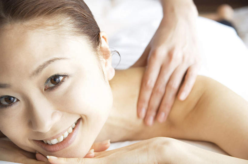 东方人,头发,两个人,伙伴,朋友,按摩师,站,笑,摸,微笑,横图,室内,特写,白天,正面,浴袍,按摩,友谊,窗户,亚洲,撑,抚摸,阴影,光线,影子,墙,托腮,注视,黄种人,玻璃窗,墙壁,墙面,白色,黑色,阳光,观察,看,趴着,托,站着,享受,健康,保健,观看,察看,关注,托下巴,指压,友情,年轻女性,女人,女性,亚洲人,长发,技师,触摸,接触,趴,抬头,仰头,站立,半身,彩图,汤帷子,浴衣,推拿