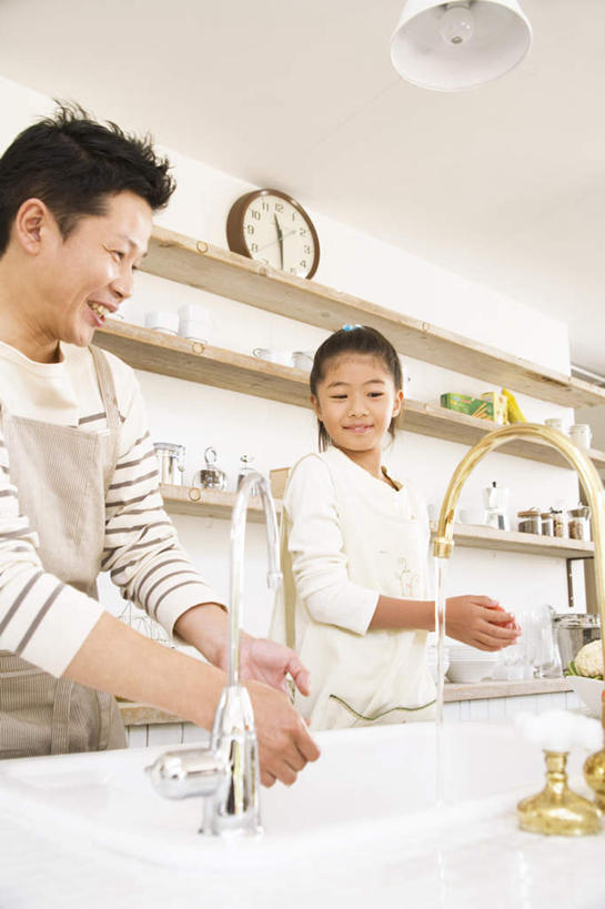 东方人,儿童,头发,两个人,家庭,父亲,女儿,站,笑,摸,微笑,露齿笑,竖图,室内,白天,正面,纯洁,厨房,柜子,杯子,餐具,亚洲,一排,许多,抚摸,服装,整齐,时间,碟子,盘,时钟,水龙头,墙,水池,计时,扭头,注视,休闲装,黄种人,洗手,墙壁,墙面,排列,一个,小孩,衣服,白色,黑色,盘子,水杯,橱柜,碟,挂钟,碗,钟表,观察,看,站着,转头,休闲,温暖,温馨,父女,一家人,休闲服,表,父爱,可爱,童年,童趣,服饰,单个,观看,和睦,察看,队列,关注,童真,烂漫,无邪,天真,男人,男性,年轻男性,女孩,亚洲人,孩子,年轻人,茶杯,进餐用具,烹调用具,钟,触摸,接触,站立,半身,彩图,灶间,融洽,女生