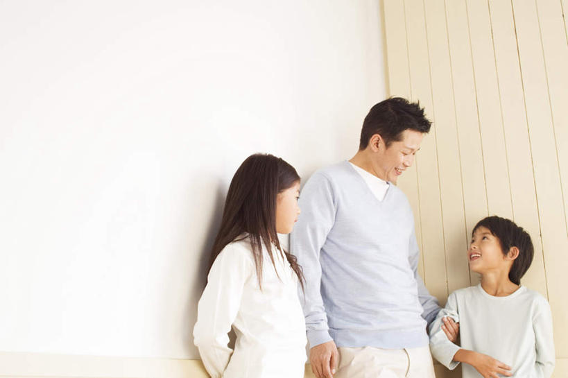 东方人,儿童,头发,三个人,家庭,父亲,女儿,儿子,站,握手,笑,摸,微笑,露齿笑,横图,室内,白天,正面,纯洁,窗帘,亚洲,一排,抚摸,阴影,条纹,服装,整齐,光线,影子,墙,注视,休闲装,黄种人,相视,墙壁,墙面,排列,小孩,衣服,蓝色,白色,黑色,灰色,阳光,低头,观察,看,站着,休闲,温暖,温馨,父女,父子,一家人,面对面,休闲服,父爱,可爱,童年,童趣,服饰,观看,对视,和睦,察看,队列,关注,相对,童真,烂漫,无邪,相看,天真,男孩,男人,男性,年轻男性,女孩,女人,女性,亚洲人,孩子,年轻人,长发,触摸,接触,拉手,手拉手,手握手,站立,半身,彩图,融洽,男生,女生