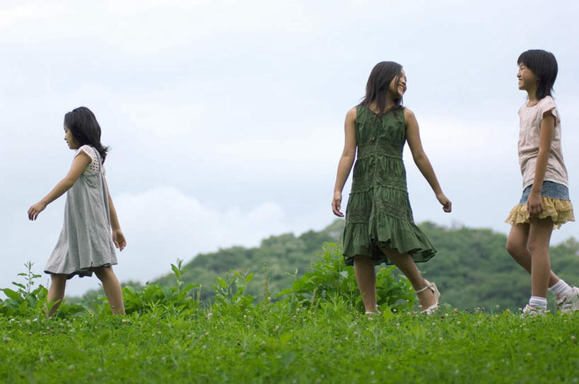 东方人,儿童,头发,三个人,伙伴,朋友,站,走,笑,微笑,露齿笑,横图,室外,白天,仰视,裙子,旅游,度假,友谊,纯洁,成功,合作,团队,集体,信心,草地,草坪,植物,亚洲,一排,阴影,连衣裙,服装,整齐,光线,影子,云,云朵,云彩,扭头,注视,休闲装,黄种人,娱乐,队伍,草,树,树木,排列,小孩,衣服,蓝色,绿色,黑色,白云,蓝天,天空,阳光,自然,天,观察,看,站着,转头,享受,休闲,休闲服,变色,放松,可爱,童年,童趣,服饰,生长,成长,观看,察看,成就,队列,关注,合伙,童真,烂漫,无邪,天真,友情,女孩,女人,女性,亚洲人,长发,步行,散步,站立,走路,彩图,低角度拍摄,全身,女生