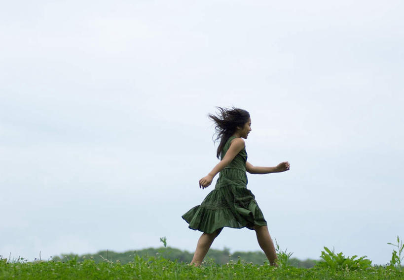 东方人,儿童,头发,一个人,站,走,伸展双臂,横图,室外,白天,仰视,裙子,旅游,度假,纯洁,草地,草坪,植物,亚洲,仅一个女性,仅一个人,阴影,连衣裙,光线,影子,云,云朵,云彩,黄种人,娱乐,草,小孩,蓝色,绿色,黑色,白云,蓝天,天空,阳光,天,站着,仅一个小孩,享受,休闲,放松,可爱,童年,童趣,童真,烂漫,无邪,天真,女孩,女人,女性,亚洲人,孩子,长发,步行,敞开双臂,散步,伸开双臂,展开双肩,站立,张开手臂,张开双臂,走路,彩图,低角度拍摄,全身,女生