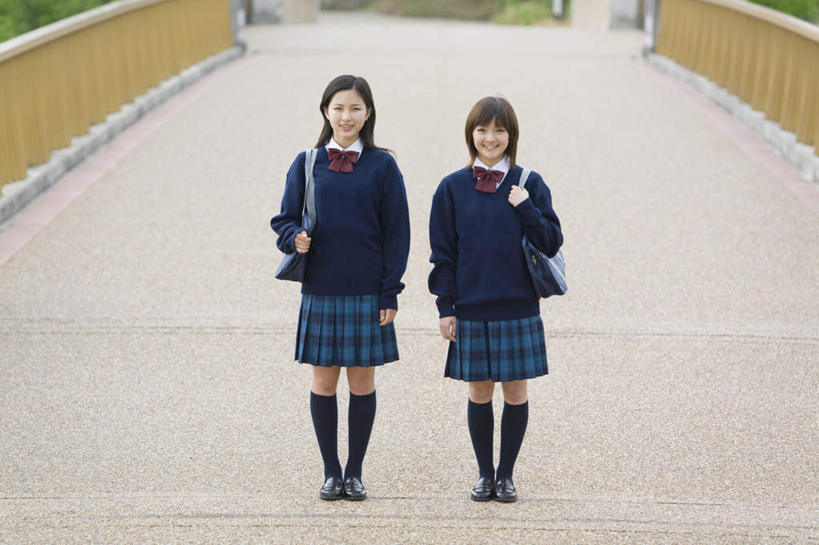 东方人,背,头发,两个人,伙伴,朋友,栏杆,站,笑,摸,微笑,露齿笑,横图,室外,白天,正面,裙子,制服,友谊,石头,道路,路,亚洲,抚摸,服装,包,皮包,石子,围栏,小路,桥,交通,注视,黄种人,袜子,石桥,护栏,拱桥,栈桥,两个,黄色,蓝色,黑色,背着,观察,看,站着,校服,短裙,拱形,观看,人行桥,半身裙,石拱桥,单肩包,察看,关注,学生服,友情,年轻女性,女人,女性,亚洲人,长发,石块,触摸,接触,站立,彩图,全身