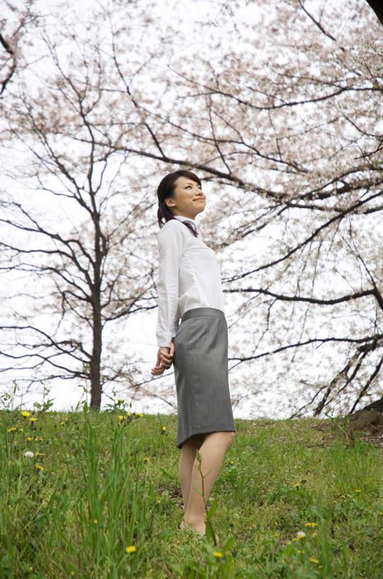 东方人,头发,一个人,商务人士,商务女性,站,笑,微笑,露齿笑,竖图,室外,白天,仰视,衬衫,旅游,度假,草地,草坪,植物,亚洲,仅一个年轻女性,仅一个女性,仅一个人,阴影,套装,光线,影子,云,云朵,云彩,注视,黄种人,娱乐,草,树,树木,蓝色,绿色,黑色,白云,蓝天,天空,阳光,自然,天,观察,看,站着,享受,休闲,放松,生长,成长,观看,察看,关注,商务装,工薪阶层,年轻女性,女人,女性,亚洲人,长发,白领,上班族,站立,彩图,低角度拍摄,全身,衬衣