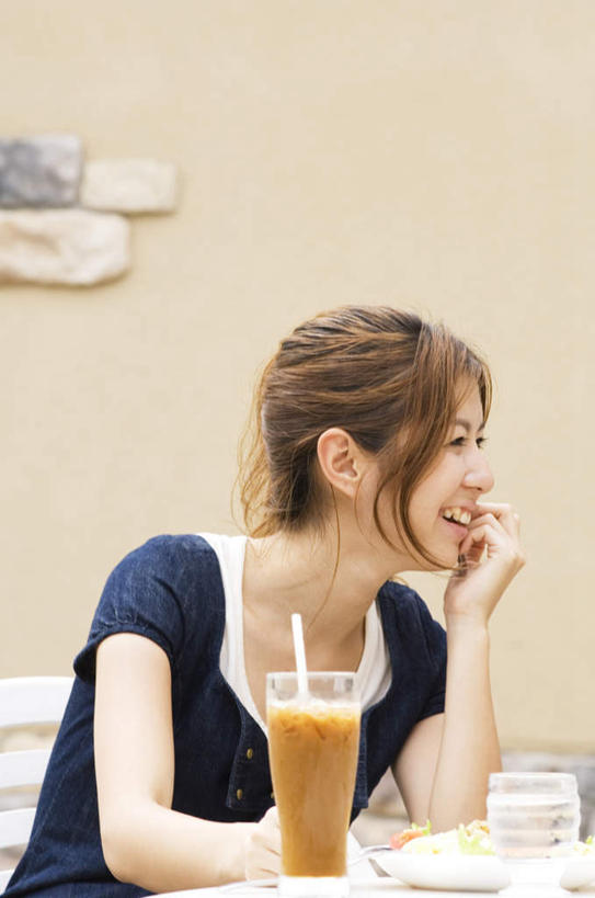 果汁,东方人,头发,一个人,客厅,坐,笑,摸,微笑,露齿笑,竖图,室内,白天,侧面,餐桌,桌子,餐具,椅子,亚洲,仅一个年轻女性,仅一个女性,仅一个人,撑,抚摸,阴影,服装,光线,碟子,盘,影子,木椅,墙,一杯,托腮,注视,休闲装,黄种人,墙壁,墙面,衣服,黄色,蓝色,白色,黑色,阳光,盘子,碟,观察,看,托,休闲,休闲服,服饰,餐台,观看,察看,起居室,撑着,关注,托下巴,年轻女性,女人,女性,亚洲人,触摸,接触,坐着,半身,彩图