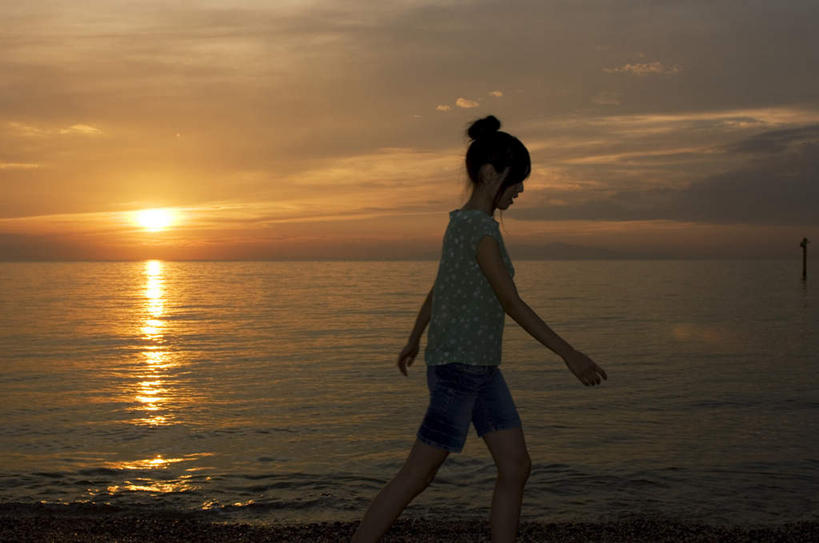 东方人,一个人,站,走,横图,室外,白天,侧面,旅游,度假,海浪,海洋,美景,日落,沙滩,亚洲,仅一个年轻女性,仅一个女性,仅一个人,阴影,波纹,光线,沙子,影子,海岸,景观,浪花,晚霞,霞光,云,云朵,沙地,云彩,注视,黄种人,娱乐,白云,水纹,天空,阳光,自然,海水,黄昏,波浪,天,观察,看,站着,享受,休闲,景色,彩霞,放松,观看,察看,关注,自然风光,海景,年轻女性,女人,女性,亚洲人,大海,风浪,海,海水的波动,海滩,近岸浪,涌浪,夕阳,步行,散步,站立,走路,半身,彩图