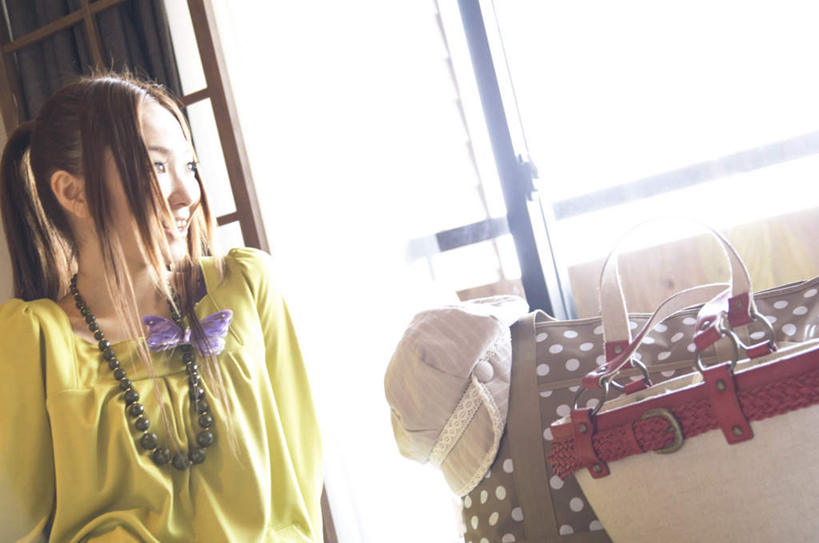 东方人,一个人,客厅,坐,笑,摸,攀登,微笑,露齿笑,横图,室内,白天,正面,窗户,窗帘,落地窗,亚洲,仅一个年轻女性,仅一个女性,仅一个人,一串,许多,撑,抚摸,握,阴影,服装,朦胧,模糊,光线,包,皮包,梯子,影子,阶梯,木梯,拿,拿着,扭头,注视,休闲装,黄种人,玻璃窗,衣服,黄色,阳光,观察,看,张嘴,转头,休闲,休闲服,爬,握着,服饰,观看,上升,佛珠,单肩包,察看,起居室,撑着,关注,张大嘴巴,登高,年轻女性,女人,女性,亚洲人,张开嘴,触摸,接触,攀爬,坐着,半身,彩图