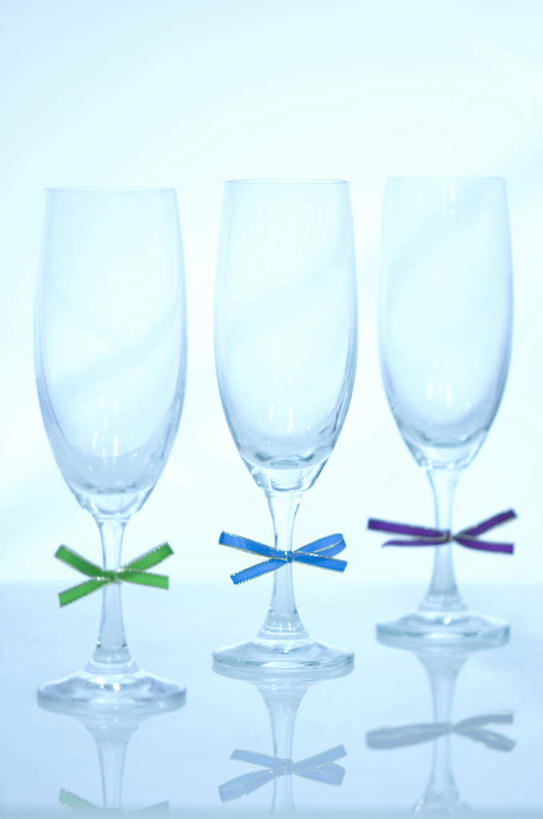 无人,竖图,室内,特写,白天,白色背景,正面,桌面,杯子,一排,阴影,整齐,装饰,透明,光线,高脚杯,影子,玻璃制品,排列,三个,蓝色,绿色,紫色,阳光,酒杯,绳子,摄影,影棚,绳索,华丽,修饰,点缀,队列,香槟杯,衬托,美观,雅致,雅观,玻璃杯,彩图,影棚拍摄,拍摄