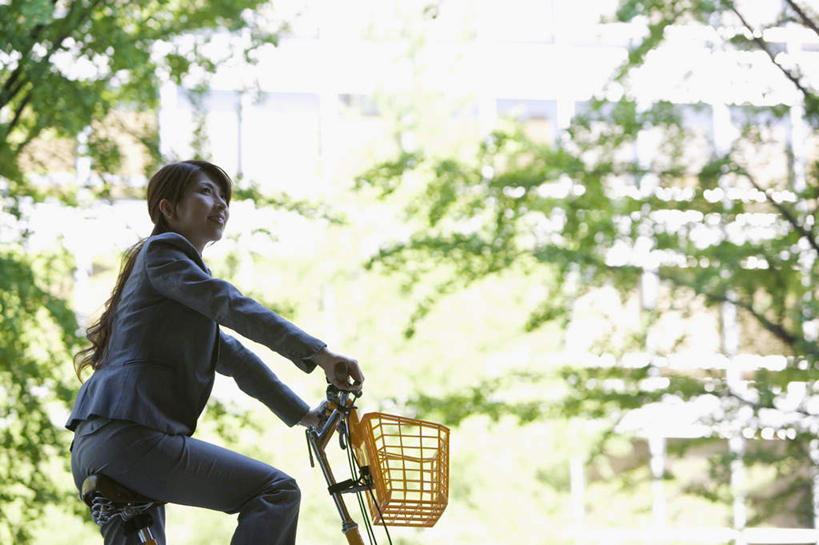 东方人,头发,一个人,家,坐,笑,摸,微笑,露齿笑,横图,室外,白天,侧面,衬衫,旅游,度假,植物,自行车,亚洲,仅一个年轻女性,仅一个女性,仅一个人,一辆,抚摸,握,阴影,光线,影子,房屋,墙,屋子,领带,扭头,注视,黄种人,娱乐,楼房,墙壁,墙面,住宅,车,脚踏车,树,树木,绿色,黑色,阳光,自然,交通工具,观察,看,转头,享受,休闲,放松,握着,生长,成长,观看,察看,关注,载具,年轻女性,女人,女性,亚洲人,触摸,接触,坐着,半身,彩图,衬衣,房子