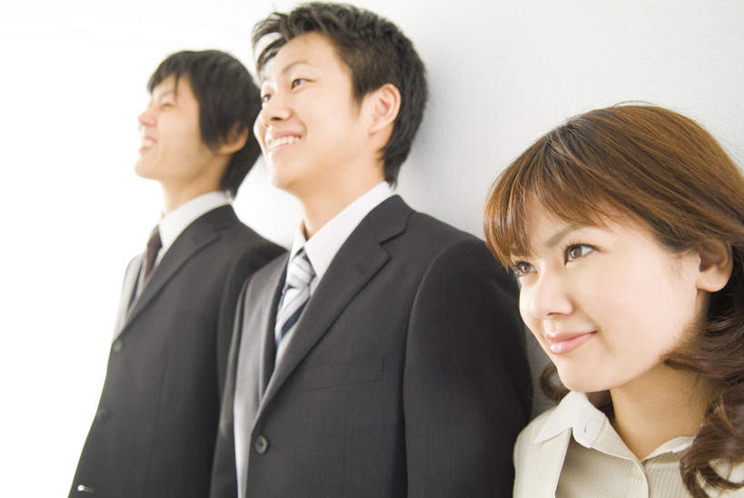 东方人,头发,三个人,同事,商务人士,商务男性,商务女性,站,笑,微笑,露齿笑,横图,室内,白天,正面,衬衫,成功,合作,团队,集体,信心,亚洲,一排,阴影,套装,整齐,反射,影子,墙,领带,注视,黄种人,队伍,墙壁,墙面,排列,黑色,观察,看,靠,靠着,倚靠,站着,观看,察看,领导,倚着,成就,队列,关注,商务装,合伙,领袖,工薪阶层,男人,男性,年轻男性,年轻女性,女人,女性,亚洲人,白领,上班族,站立,半身,彩图,衬衣