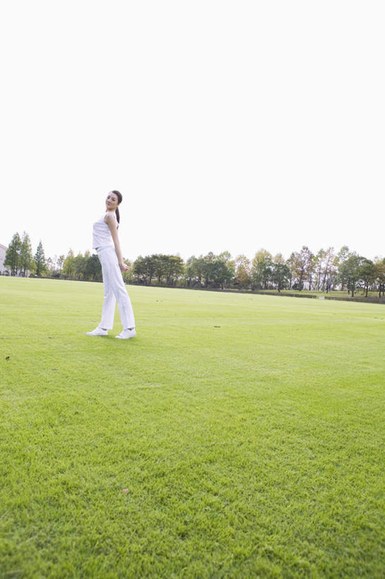 东方人,一个人,站,伸展双臂,笑,微笑,露齿笑,竖图,室外,白天,侧面,旅游,度假,草地,草坪,植物,亚洲,仅一个年轻女性,仅一个女性,仅一个人,阴影,服装,光线,影子,注视,休闲装,黄种人,娱乐,草,树,树木,衣服,蓝色,绿色,白色,蓝天,天空,阳光,自然,天,观察,看,站着,享受,休闲,休闲服,放松,服饰,生长,成长,观看,察看,关注,年轻女性,女人,女性,亚洲人,敞开双臂,伸开双臂,展开双肩,站立,张开手臂,张开双臂,彩图,全身