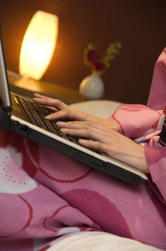 东方人,一个人,坐,摸,竖图,室内,白天,侧面,民族服装,电脑,笔记本电脑,植物,床,台灯,卧室,照明,亚洲,仅一个年轻女性,仅一个女性,仅一个人,抚摸,敲打,和服,网络,盆栽,灯光,床单,盆景,黄种人,输入,通讯设备,被子,灯,绿色,紫色,黑色,自然,灯具,打字,服饰,单人床,生长,成长,点击,一台,敲击,照亮,无线,被单,照明设备,通信设备,无线网络,无线上网,便携式电脑,吴服,唐草,唐花,唐锦,按键,手提电脑,年轻女性,女人,女性,亚洲人,触摸,接触,坐着,半身,彩图,传统服装,民俗服,睡房,卧房