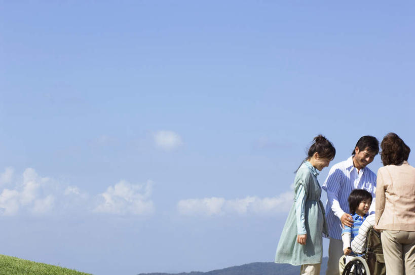 东方人,儿童,老年人,背部,头发,夫妻,母亲,父亲,儿子,祖母,祖父,三代同堂,病人,站,坐,推,笑,摸,微笑,露齿笑,横图,室外,白天,正面,裙子,爱情,旅游,度假,纯洁,草地,草坪,植物,亚洲,撑,抚摸,阴影,连衣裙,服装,光线,工具,影子,云,云朵,浪漫,云彩,注视,休闲装,黄种人,娱乐,祖孙三代,草,小孩,衣服,蓝色,绿色,白色,黑色,白云,蓝天,天空,阳光,轮椅,天,复健,观察,看,靠,靠着,倚靠,站着,享受,休闲,康复,温暖,温馨,父子,母子,休闲服,器械,恩爱,放松,父爱,可爱,母爱,童年,童趣,恋人,服饰,奶奶,爷爷,观看,祖孙,和睦,察看,医疗设备,撑着,倚着,关注,医疗器械,医疗工具,童真,烂漫,无邪,外婆,外祖母,外公,外祖父,外孙,外孙子,辅助设备,天真,老年男性,老年女性,男孩,男人,男性,年轻男性,年轻女性,女人,女性,亚洲人,孩子,年轻人,夫妇,情侣,全家福,孙子,患者,就医者,触摸,接触,站立,坐着,半身,彩图,伴侣,融洽,男生,爸爸,多代同堂,妈妈
