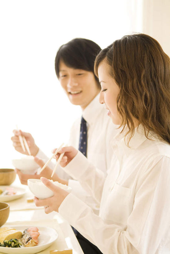 米饭,东方人,头发,两个人,家庭,夫妻,客厅,坐,笑,摸,吃,微笑,露齿笑,竖图,室内,白天,侧面,衬衫,爱情,烹饪,餐桌,窗户,落地窗,桌子,亚洲,抚摸,握,阴影,光线,影子,勺子,墙,日本料理,料理,食品,领带,饭,浪漫,拿,拿着,扭头,注视,黄种人,菜肴,美食,玻璃窗,墙壁,墙面,食物,一个,黄色,白色,阳光,调羹,汤匙,碗,日式料理,观察,看,转头,日式,温暖,温馨,一家人,恩爱,握着,恋人,佳肴,单个,餐台,观看,五谷,和睦,察看,起居室,关注,男人,男性,年轻男性,年轻女性,女人,女性,亚洲人,长发,夫妇,情侣,触摸,接触,嚼,食,坐着,半身,彩图,衬衣,伴侣,融洽