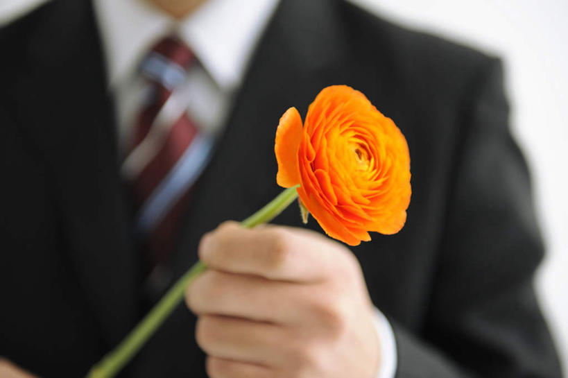 东方人,手,一个人,商务人士,商务男性,站,捧,摸,横图,室内,特写,白天,正面,衬衫,爱情,幸福,纯洁,热情,玫瑰,亚洲,仅一个男性,仅一个人,抚摸,握,阴影,套装,朦胧,模糊,盛开,光线,影子,玫瑰花,领带,浪漫,拿,花蕾,拿着,黄种人,花,花瓣,花朵,鲜花,仅一个年轻男性,一朵,黄色,阳光,花苞,花蕊,站着,温暖,温馨,手部,恩爱,握着,和睦,商务装,感动,工薪阶层,尊敬,天真,刺玫花,徘徊花,男人,男性,年轻男性,亚洲人,白领,上班族,触摸,端,端着,接触,捧着,手捧,站立,半身,彩图,衬衣,融洽