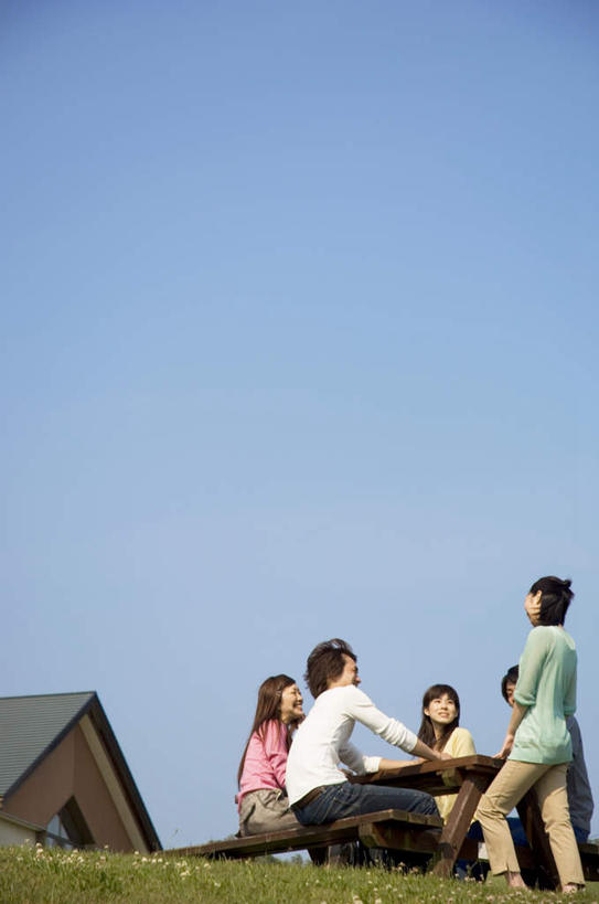 东方人,背部,伙伴,朋友,家,站,坐,笑,说,微笑,露齿笑,竖图,室外,白天,仰视,聚会,旅游,度假,讨论,友谊,成功,合作,团队,集体,信心,草地,草坪,植物,亚洲,阴影,服装,光线,影子,房屋,屋子,云,云朵,野餐,许多人,云彩,注视,休闲装,黄种人,娱乐,队伍,楼房,相视,住宅,草,衣服,粉色,蓝色,绿色,白色,白云,蓝天,天空,阳光,天,观察,看,站着,一群人,享受,休闲,面对面,休闲服,放松,服饰,观看,对视,察看,成就,关注,相对,合伙,相看,野炊,交流,友情,男人,男性,年轻男性,年轻女性,女人,女性,亚洲人,沟通,讲话,交谈,商讨,说话,谈话,站立,坐着,半身,彩图,低角度拍摄,房子