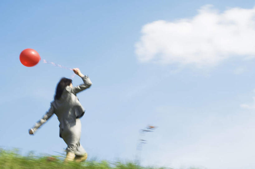 东方人,一个人,商务人士,商务女性,站,走,举,伸展双臂,笑,摸,微笑,露齿笑,横图,室内,白天,仰视,旅游,度假,草地,草坪,植物,亚洲,仅一个年轻女性,仅一个女性,仅一个人,抚摸,阴影,套装,漂浮,光线,影子,云,云朵,云彩,注视,黄种人,娱乐,草,一个,红色,蓝色,绿色,白云,蓝天,天空,阳光,气球,绳子,天,观察,看,托,站着,享受,休闲,悬浮,放松,单个,观看,绳索,察看,关注,商务装,工薪阶层,年轻女性,女人,女性,亚洲人,白领,上班族,步行,敞开双臂,触摸,接触,举起,举手,举着,散步,伸开双臂,向上举,向上伸,向上托,展开双肩,站立,张开手臂,张开双臂,走路,半身,彩图,低角度拍摄