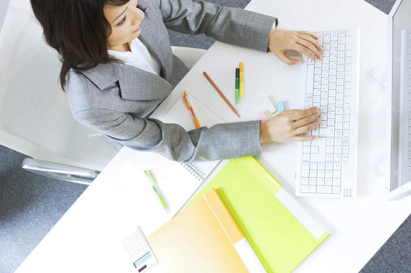 东方人,头发,一个人,商务人士,商务女性,办公室,坐,笑,摸,微笑,露齿笑,横图,俯视,室内,白天,衬衫,电脑,笔记本电脑,桌子,亚洲,仅一个年轻女性,仅一个女性,仅一个人,许多,抚摸,敲打,阴影,套装,光线,网络,笔,材料,档案,文件,影子,办公桌,办公用品,注视,黄种人,输入,通讯设备,文具,黑色,阳光,学习用品,资料,打字,观察,看,靠,靠着,倚靠,观看,点击,一台,敲击,文具用品,察看,无线,倚着,关注,文档,通信设备,商务装,无线网络,无线上网,便携式电脑,工薪阶层,按键,手提电脑,年轻女性,女人,女性,亚洲人,白领,上班族,触摸,接触,坐着,半身,彩图,高角度拍摄,衬衣