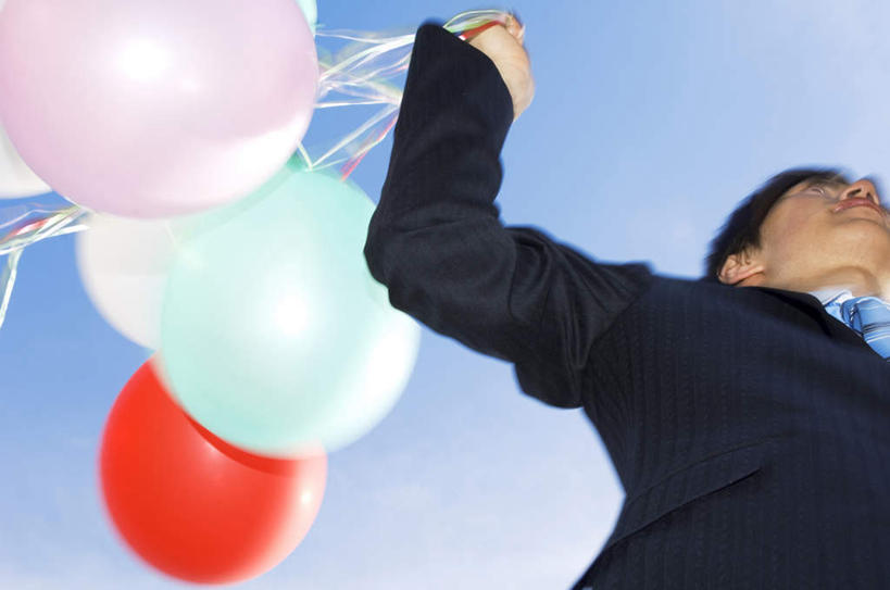 东方人,头发,一个人,商务人士,商务男性,站,举,横图,室外,白天,仰视,衬衫,旅游,度假,亚洲,仅一个男性,仅一个人,许多,阴影,套装,漂浮,装饰,光线,影子,塑料,云,云朵,云彩,注视,黄种人,娱乐,仅一个年轻男性,蓝色,黑色,白云,蓝天,天空,阳光,气球,塑料制品,天,观察,看,托,站着,享受,休闲,悬浮,放松,观看,华丽,修饰,点缀,察看,关注,商务装,工薪阶层,衬托,美观,雅致,雅观,男人,男性,年轻男性,亚洲人,长发,白领,上班族,举起,举手,举着,向上举,向上伸,向上托,站立,半身,彩图,低角度拍摄,衬衣