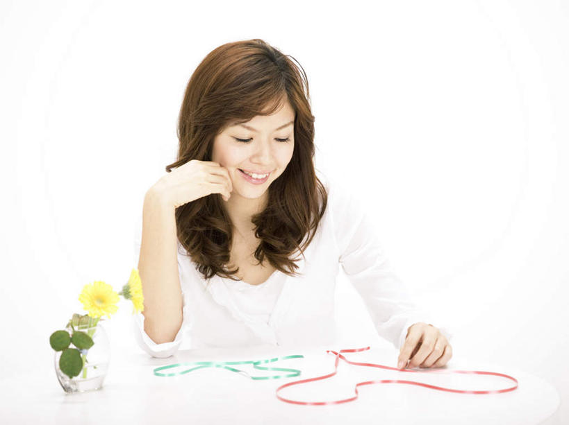 东方人,头发,一个人,客厅,坐,笑,摸,微笑,露齿笑,横图,室内,白天,正面,植物,桌子,亚洲,仅一个年轻女性,仅一个女性,仅一个人,两根,撑,抚摸,握,服装,盆栽,办公桌,墙,盆景,拿,拿着,托腮,注视,休闲装,黄种人,墙壁,墙面,衣服,粉色,黄色,绿色,白色,自然,绳子,低头,观察,看,托,休闲,休闲服,握着,服饰,生长,成长,观看,绳索,一盆,察看,起居室,关注,托下巴,年轻女性,女人,女性,亚洲人,长发,触摸,接触,坐着,半身,彩图