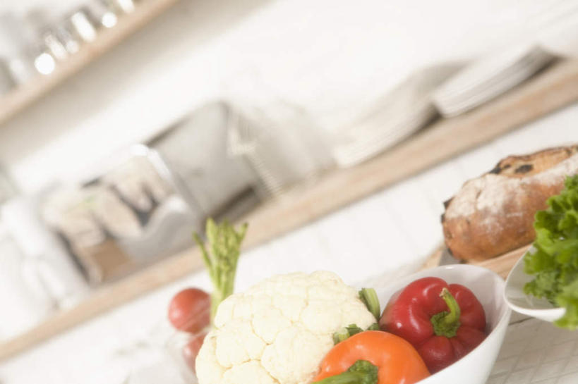 无人,横图,俯视,室内,白天,厨房,柜子,桌面,辣椒,蔬菜,西红柿,杯子,餐具,一堆,一排,许多,阴影,堆叠,堆积,朦胧,模糊,新鲜,整齐,光线,碟子,盘,影子,墙,花菜,花椰菜,生菜,莴苣,西兰花,食品,墙壁,墙面,食物,排列,阳光,盘子,水杯,橱柜,碟,碗,有机食品,绿色食品,堆,队列,彩椒,辣角,红海椒,大椒,辣虎,广椒,春菜,鹅仔菜,莴仔菜,千金菜,叶用莴苣,茶杯,樱桃番茄,甜椒,柿子椒,圣女果,辣子,海椒,番茄,番椒,灯笼椒,彩图,高角度拍摄,灶间