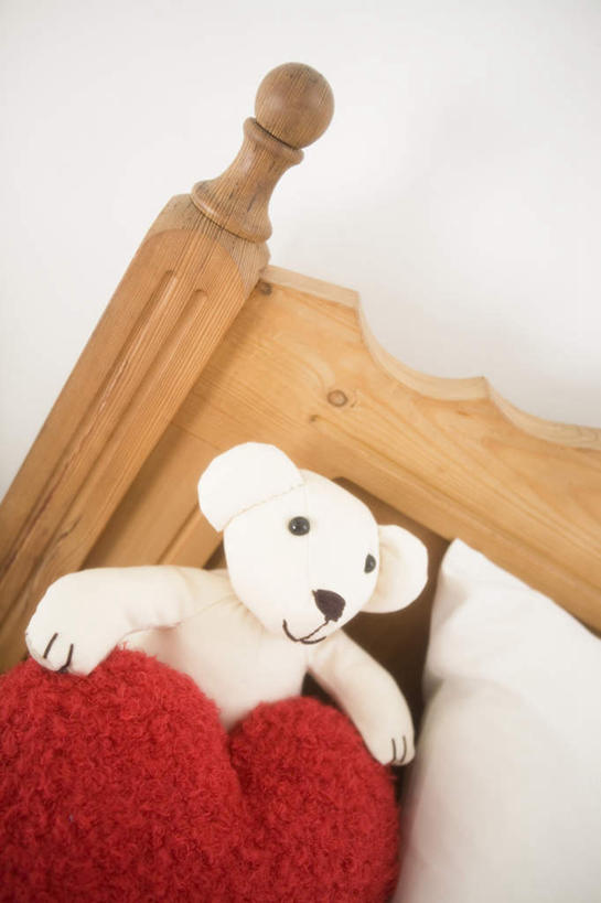 无人,坐,竖图,俯视,室内,白天,爱情,游戏,床,靠垫,卧室,熊,玩具,阴影,爱心,光线,玩偶,影子,墙,床单,靠枕,泰迪熊,浪漫,玩,注视,娱乐,被子,墙壁,墙面,一个,红色,白色,阳光,玩具熊,垫子,枕头,观察,看,靠,靠着,倚靠,休闲,温暖,温馨,心形,恩爱,益智,毛绒玩具,单人床,单个,观看,安慰,和睦,察看,被单,倚着,发泄,关注,消遣,宣泄,罗斯福熊,心型,玩耍,嬉戏,坐着,彩图,高角度拍摄,睡房,卧房,融洽