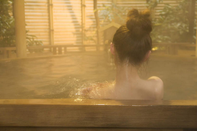 东方人,头发,一个人,坐,摸,竖图,室内,白天,按摩,美容,水,植物,雾,亚洲,仅一个年轻女性,仅一个女性,仅一个人,抚摸,护肤,阴影,波纹,沸腾,光线,蒸汽,液体,影子,墙,水滴,水蒸气,黄种人,裸露,墙壁,墙面,树,树木,背面,绿色,黑色,水纹,阳光,自然,波浪,靠,靠着,倚靠,保养,享受,休闲,放松,SPA水疗,保健,温泉浴场,生长,成长,倚着,裸,养颜,蒸发,年轻女性,女人,女性,亚洲人,长发,矿泉疗养地,触摸,接触,坐着,半身,彩图,水疗