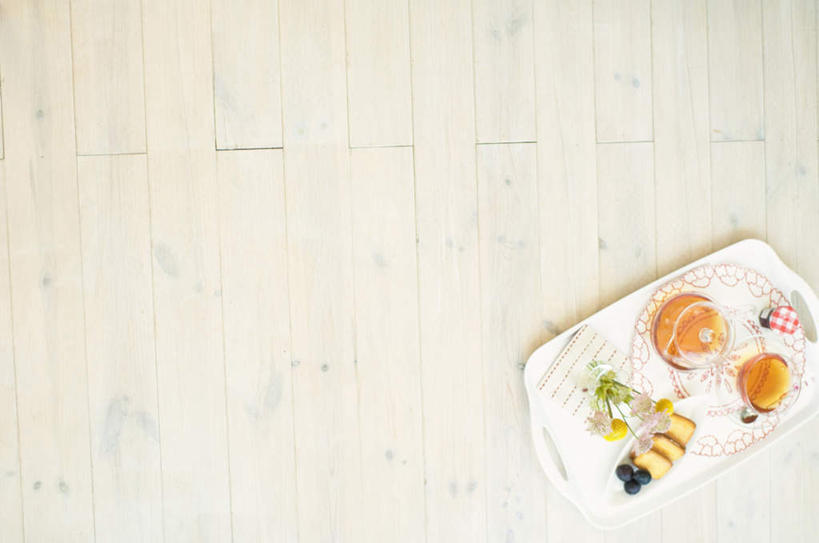 点心,面包,无人,横图,俯视,室内,白天,地板,樱桃,杯子,餐具,水果,阴影,新鲜,光线,瓷器,碟子,盘,影子,生食,食品,面点,果实,咖啡杯,陶瓷制品,地面,两杯,木地板,食物,糕点,阳光,盘子,碟,有机食品,绿色食品,瓷杯,樱珠,莺桃,英桃,楔桃,牛桃,荆桃,彩图,高角度拍摄