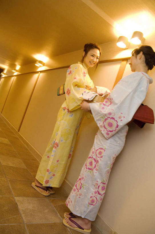 东方人,头发,两个人,伙伴,朋友,站,笑,摸,微笑,露齿笑,竖图,室内,白天,仰视,民族服装,友谊,照明,亚洲,抚摸,阴影,和服,反射,壁灯,瓷砖,地砖,影子,墙,走道,走廊,过道,灯光,地面,注视,黄种人,相视,墙壁,墙面,灯,白色,黑色,灯具,观察,看,站着,面对面,服饰,观看,对视,照亮,察看,照明设备,关注,相对,吴服,相看,唐草,唐花,唐锦,友情,年轻女性,女人,女性,亚洲人,触摸,接触,站立,彩图,低角度拍摄,全身,传统服装,民俗服