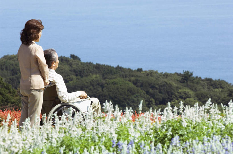 东方人,头发,两个人,家庭,夫妻,站,坐,摸,横图,室外,白天,侧面,爱情,旅游,度假,草地,草坪,森林,树林,植物,亚洲,撑,抚摸,阴影,服装,盛开,光线,影子,云,云朵,浪漫,花蕾,云彩,注视,休闲装,黄种人,娱乐,草,花,花瓣,花朵,鲜花,树,树木,衣服,黄色,蓝色,绿色,紫色,白色,白云,蓝天,天空,阳光,自然,香草,天,花苞,花蕊,薰衣草,观察,看,靠,靠着,倚靠,站着,享受,休闲,温暖,温馨,一家人,休闲服,恩爱,放松,恋人,服饰,生长,成长,观看,和睦,察看,撑着,倚着,关注,灵香草,黄香草,老年男性,老年女性,男人,男性,女人,女性,亚洲人,夫妇,情侣,触摸,接触,站立,坐着,彩图,全身,伴侣,融洽