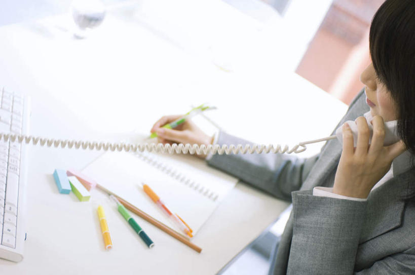 东方人,头发,一个人,商务人士,商务女性,办公室,坐,举,笑,打电话,微笑,露齿笑,横图,俯视,室内,白天,衬衫,电话,亚洲,仅一个年轻女性,仅一个女性,仅一个人,许多,握,阴影,套装,朦胧,模糊,光线,笔,材料,档案,文件,影子,办公用品,领带,拿,听,拿着,注视,黄种人,通讯设备,文具,黑色,阳光,话筒,学习用品,资料,观察,看,靠,靠着,托,倚靠,电话线,握着,观看,文具用品,察看,倚着,关注,文档,商务装,工薪阶层,交流,年轻女性,女人,女性,亚洲人,长发,白领,上班族,电话机,沟通,举起,举手,举着,通话,向上举,向上伸,向上托,坐着,半身,彩图,高角度拍摄,衬衣