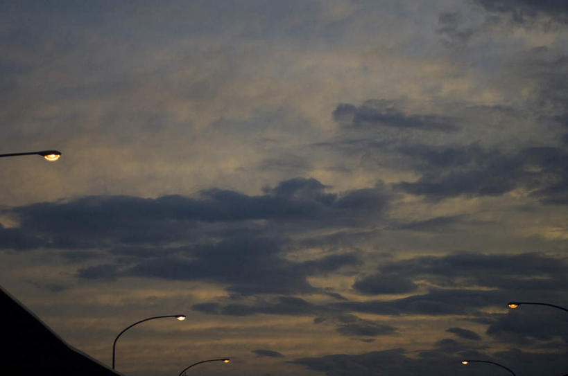 无人,横图,室外,白天,仰视,旅游,度假,美景,日落,道路,路,路灯,公路,照明,一排,阴影,整齐,反射,影子,景观,晚霞,霞光,云,云朵,落日,灯光,交通,云彩,娱乐,灯,排列,蓝色,白云,蓝天,天空,自然,黄昏,天,享受,休闲,景色,彩霞,放松,照亮,照明设备,队列,自然风光,夕照,夕阳,马路,彩图,低角度拍摄,斜阳