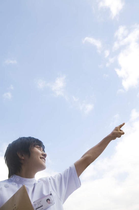 东方人,头发,一个人,站,举,捧,笑,微笑,露齿笑,竖图,室外,白天,仰视,旅游,度假,亚洲,仅一个男性,仅一个人,指,阴影,服装,光线,材料,档案,文件,影子,云,云朵,云彩,注视,休闲装,黄种人,方向,娱乐,仅一个年轻男性,衣服,蓝色,白色,黑色,白云,蓝天,天空,阳光,资料,天,观察,看,手势,托,站着,享受,休闲,休闲服,放松,服饰,观看,察看,指向,食指,关注,文档,男人,男性,年轻男性,亚洲人,端,端着,举起,举手,举着,捧着,手捧,向上举,向上伸,向上托,站立,半身,彩图,低角度拍摄