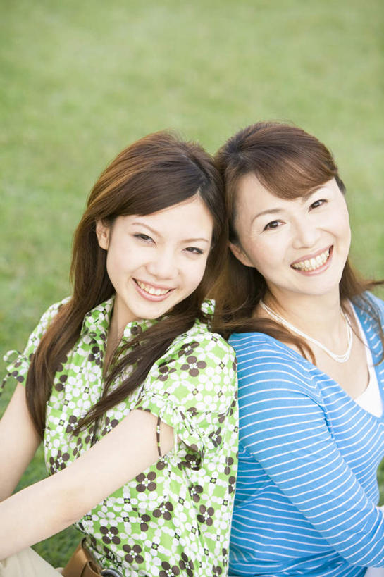 东方人,头发,两个人,伙伴,朋友,坐,笑,摸,微笑,露齿笑,竖图,俯视,室外,白天,旅游,度假,友谊,安全,草地,草坪,植物,亚洲,撑,抚摸,阴影,服装,光线,影子,扭头,依靠,注视,休闲装,黄种人,娱乐,草,衣服,蓝色,绿色,黑色,阳光,观察,看,倚靠,转头,背靠背,享受,休闲,休闲服,放松,背对背,服饰,观看,察看,撑着,关注,信任,友情,年轻女性,女人,女性,亚洲人,长发,触摸,接触,坐着,半身,彩图,高角度拍摄