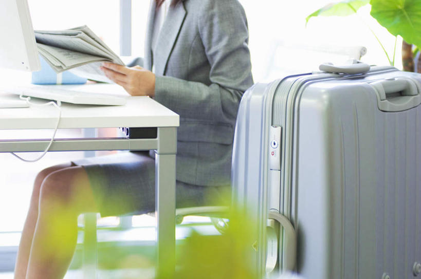 东方人,一个人,商务人士,商务男性,坐,捧,横图,室内,白天,侧面,衬衫,电脑,笔记本电脑,植物,窗户,落地窗,桌子,亚洲,仅一个男性,仅一个人,握,阴影,套装,光线,网络,材料,档案,拉杆箱,旅行箱,盆栽,文件,影子,办公桌,墙,盆景,拿,拿着,注视,黄种人,通讯设备,玻璃窗,墙壁,墙面,仅一个年轻男性,一个,绿色,阳光,自然,行李箱,箱子,资料,低头,观察,看,靠,靠着,倚靠,握着,生长,单个,成长,观看,出差,察看,无线,倚着,关注,文档,通信设备,商务装,无线网络,无线上网,便携式电脑,工薪阶层,手提电脑,男人,男性,年轻男性,亚洲人,白领,上班族,端,端着,捧着,手捧,坐着,半身,彩图,衬衣,旅行